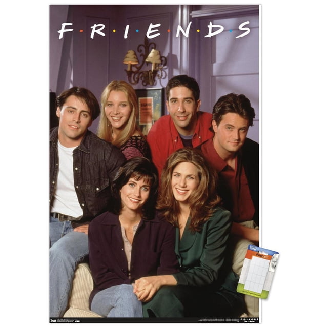 Friends - Affiche Murale d'Appartement, 22,375 Po x 34 Po Présentant six Personnages Principaux de l'Émission Télé Friends Posés dans un Appartement aux Murs Violets avec un Canapé beige et une Applique Murale Décorative à Double Lampe. le Titre Friends s'Affiche en Haut en Lettres Blanches Séparées par des Points Colorés. Cette Affiche Encadrée à Fini Satiné Est Idéale pour Décorer les Salons, les Résidences Étudiantes Ou les Bureaux.