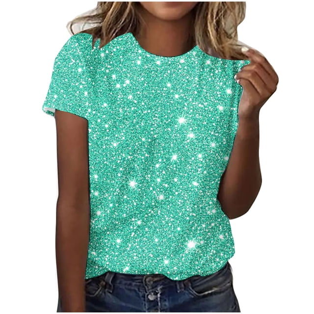 Plebaso T-Shirts de Mode pour Femmes à Imprimé Scintillant, Manches Courtes, T-Shirts Graphiques, Hauts Décontractés à Col Rond. un t-shirt à Manches Courtes Stylé avec un design Scintillant turquoise, Col Rond Décontracté et Tissu polyester Respirant. Parfait à Agencer avec des jeans Ou des Pantalons Décontractés pour le Quotidien Ou les Sorties Décontractées.