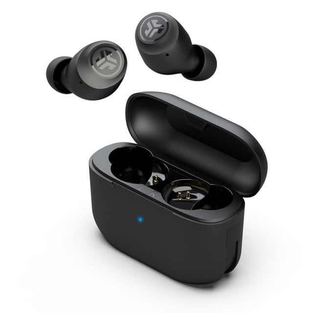 JLab Audio Go Air Pop Écouteurs Véritables Sans Fil Noirs Montrant Deux Écouteurs avec logo JLab et Étui de Recharge compact Ouvert avec Indicateur DEL Bleu, Conçus pour une Portabilité Format Poche, une Longue Autonomie de Batterie et des Commandes Tactiles, Convenant à une Utilisation en Déplacement.