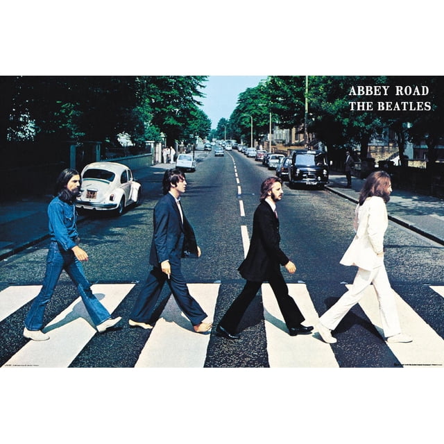 The Beatles - Affiche Murale Abbey Road, 22,375 Po x 34 Po Représentant Quatre Hommes Marchant à Travers un Croisement de Zèbre sur une Rue Bordée d'Arbres avec des Voitures Stationnées, Habillés dans un style des Années 1960, avec « Abbey Road The Beatles » Texte dans le Coin Supérieur Droit. Cette Impression d'Art Mural Est Idéale pour Décorer des Chambres, des Bureaux Ou des Résidences Étudiantes.