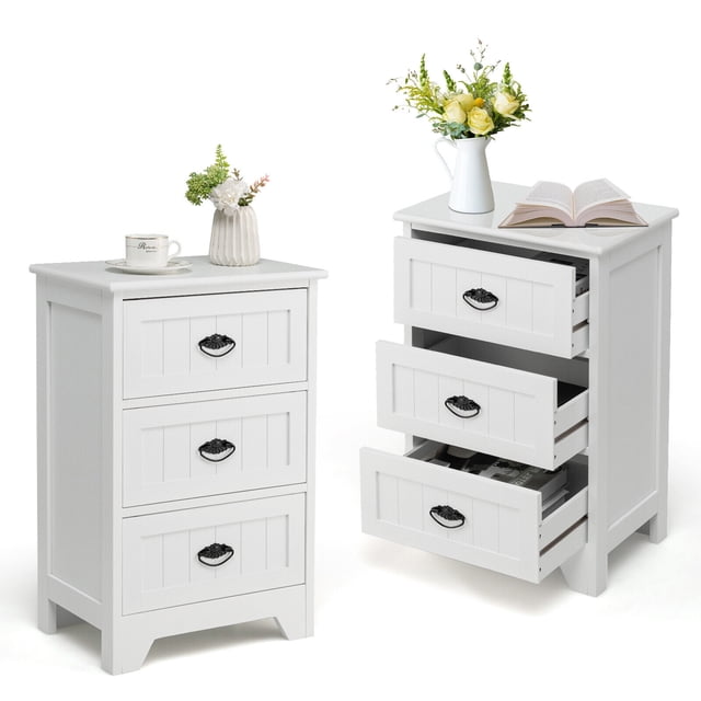 Gymax 2 Pcs Table de Chevet à 3 Tiroirs en Blanc, au design vintage avec Trois Tiroirs Coulissants et Poignées Élégantes. Fabriquée en Matériau P2 MDF, Chaque Table de Chevet Mesure 18 Pieds' x 12 Pieds' x 27 Pieds' (L x L x H) et Comprend un Plateau Spacieux pour la Déco Ou les Essentiels. Convient comme Table de Chevet, Table d'Appoint de sofa Ou Petit Classeur. Comprend un Dispositif Anti-Basculement pour la Sécurité.