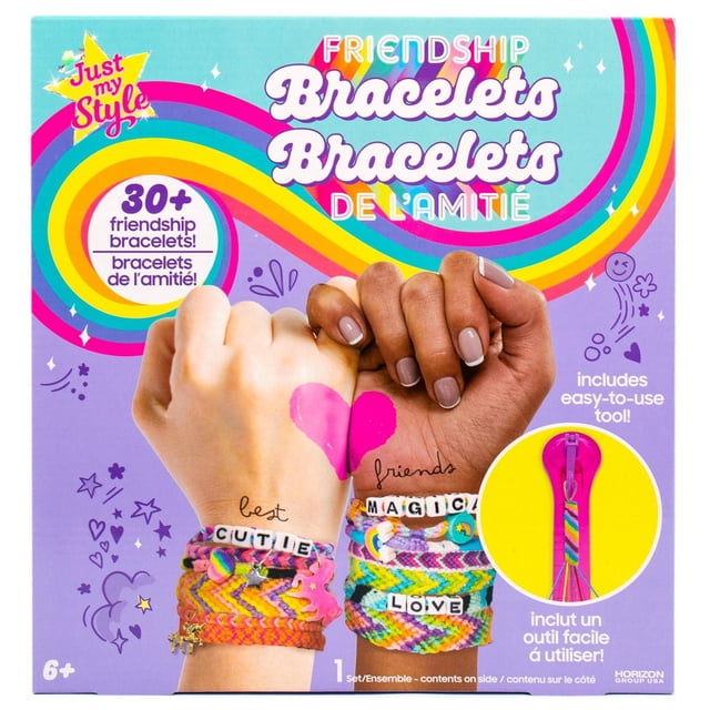 Just My Style Trousse d'Emballage de Bracelets d'Amitié Montrant des Bracelets d'Amitié Tissés Colorés avec des Perles Lettres Épelant « Cutie » et « Magical LOVE » sur Deux Poignets, plus un Outil de Fabrication de Bracelets à Rayures Arc-en-Ciel sur Fond Jaune, Conçu pour 6 Ans et plus.