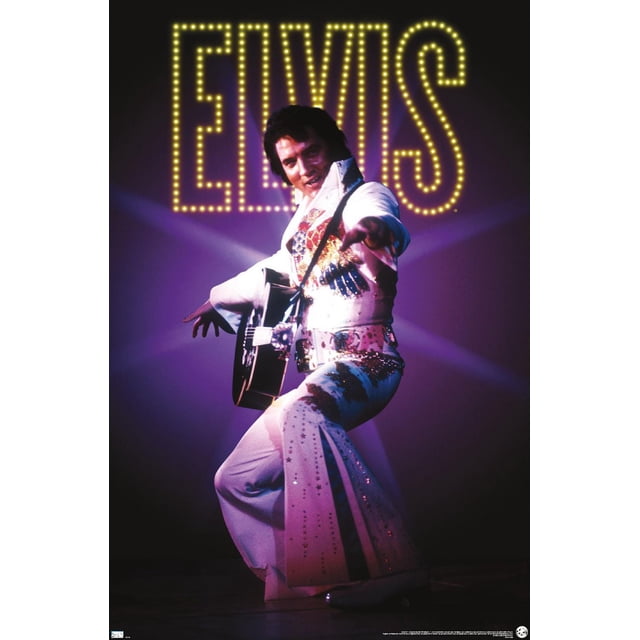 Elvis Presley - Affiche Murale de Costume, 22,375 Pouces x 34 Pouces Montrant Elvis Presley dans une Combinaison Blanche Décorée de Paillettes Colorées et de Strass, Tenant une Guitare Acoustique Noire avec une Sangle, Posée de Façon Dynamique avec un Bras Allongé et les Genoux Pliés, sur un Fond Violet Foncé avec un Grand Panneau Chapiteau « Elvis » Jaune Illuminé, Idéal pour une Déco Murale à Thème Musical dans les Chambres, Bureaux Ou Dortoirs.