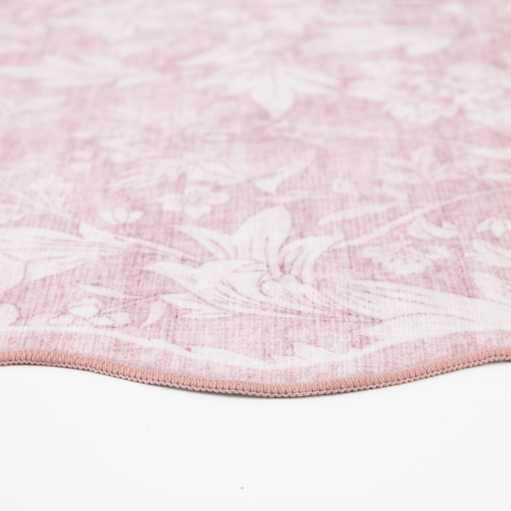 Tapis Mainstays moderne à motif abstrait en peluche, forme de coquille festonnée, rose, lavable en machine, 152 x 213 cm, recommandé pour le salon, la salle à manger et la chambre.