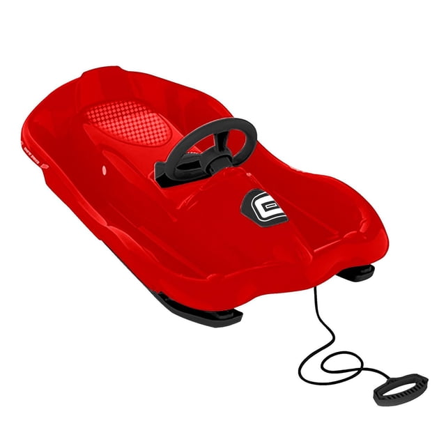 Conquest Traîneau de Neige Speedster Directionnel - Rouge, Vue avant Inclinée d'Un Traîneau en Plastique Rouge Robuste avec un Volant Noir, un Système de Freinage Intégré et une Corde de Traction avec Poignée, Conçu pour une Direction Sûre et stable et le Plaisir des Courses en Montagne en Hiver.