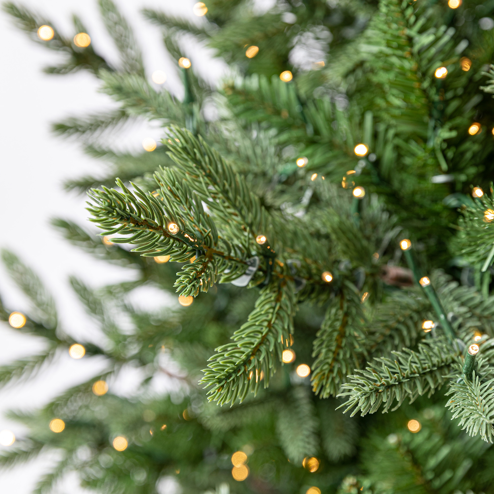 Holiday Time Arbre de Noël artificiel Épinette Complet Régulier Verona Pré-Éclairé de Simple Shape Quick SetMD 7.5 pi (2,29 m) en PE/PVC - Vert