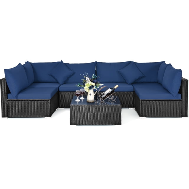 Patiojoy Ensemble de Mobilier de Terrasse Sectionnel en Rotin PE 7 Pcs avec Coussins Bleu Marine et design en Osier Noir. Comprend 4 Canapés Sans Accoudoirs, 2 Canapés d'Angle et 1 table Basse avec Dessus en Verre Trempé. Ensemble Modulaire de conversation Conçu avec des Matériaux Résistants aux Intempéries et à la Décoloration, Idéal pour patios, Jardins et Cours Arrière.