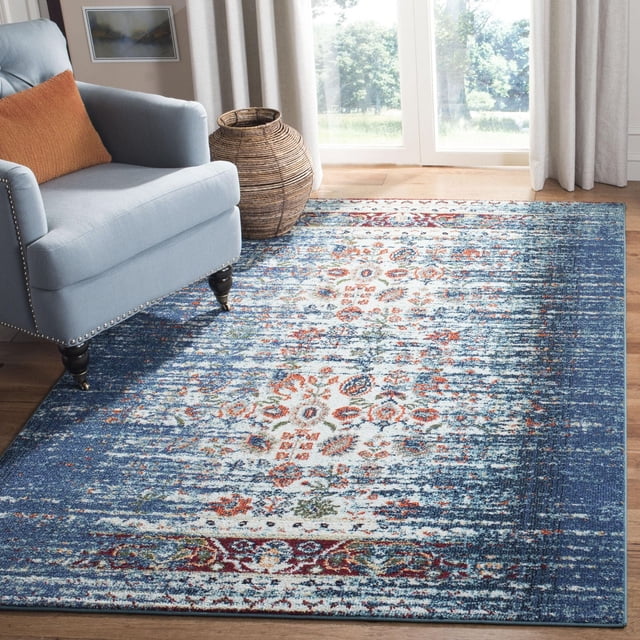 Safavieh Monaco Annabelle Tapis Vintage pour Aire avec un Motif Bohème Persan Vieilli en Tons Bleu, Blanc et Rouille, Fabriqué en Polypropylène durable, Posé sur Plancher de Bois Franc à Côté d'Un Fauteuil Bleu Pâle avec un Coussin orange et un Panier Tressé Près des Fenêtres Éclairées par le Soleil avec des Rideaux Beiges, Idéal pour Ajouter un Charme Vintage aux Intérieurs de la Maison.