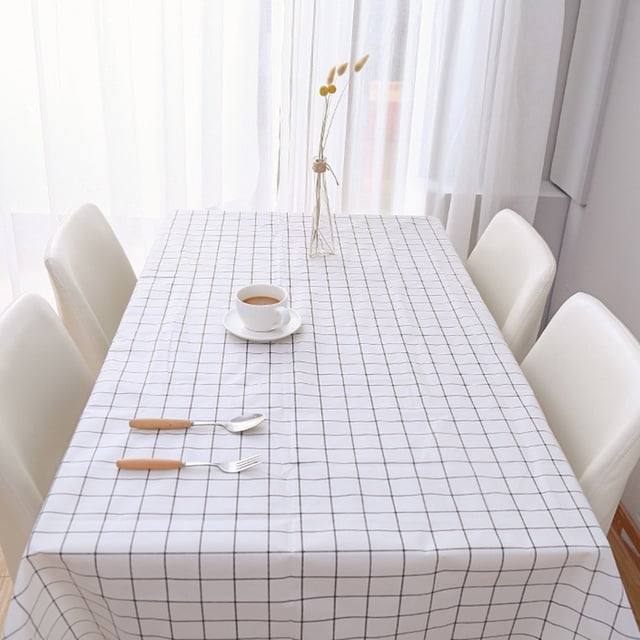 TOPINCN Nappe de Salle à Manger et de Cuisine en PVC Résistante à l'Huile avec Imprimé à Carreaux Noir et Blanc, Représentée Couvrant une table à Manger Rectangulaire. Fabriquée en Matériau PVC de Haute Qualité, Elle Est Imperméable, Résistante à l'Huile et Isolante contre la Chaleur. la Nappe Présente un design simple et Élégant, Convient pour Protéger et Décorer des tables comme des tables à Souper, des tables Basses, des tables de Rangement, et pour une Utilisation Intérieure Ou Extérieure. la Taille Approximative Est de 137 x 90 cm (53.9 x 35.4 Pouces).
