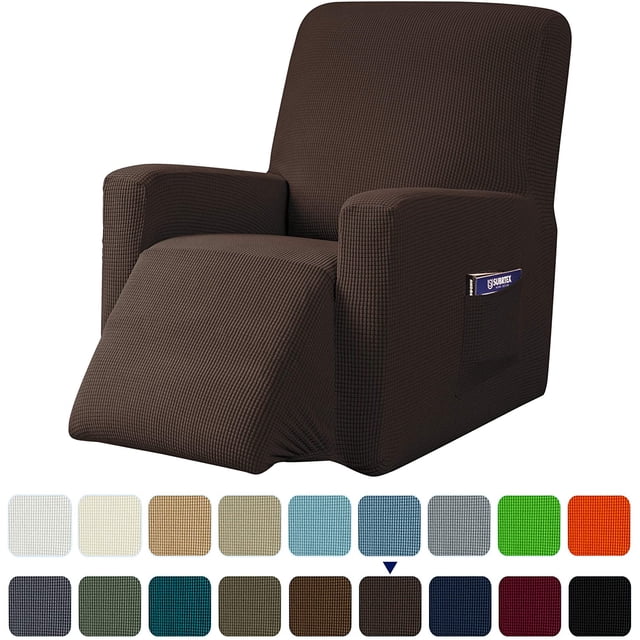 Subrtex Housse Extensible pour Fauteuil Inclinable 1 Pce avec Motif Quadrillé Texturé de Couleur Brun Chocolat. la Housse Comprend une Poche Latérale pour le Rangement et un Bas Sans Bretelles et Élastiqué pour un Ajustement Sécuritaire. Fabriquée à Partir de 85 % polyester et 15 % Élasthanne, Elle Est Douce, Respirante et durable. l'Image Affiche Aussi une Variété de Couleurs Offertes, Y Compris Blanc Cassé, Marine, Noir, Gris et Plus.