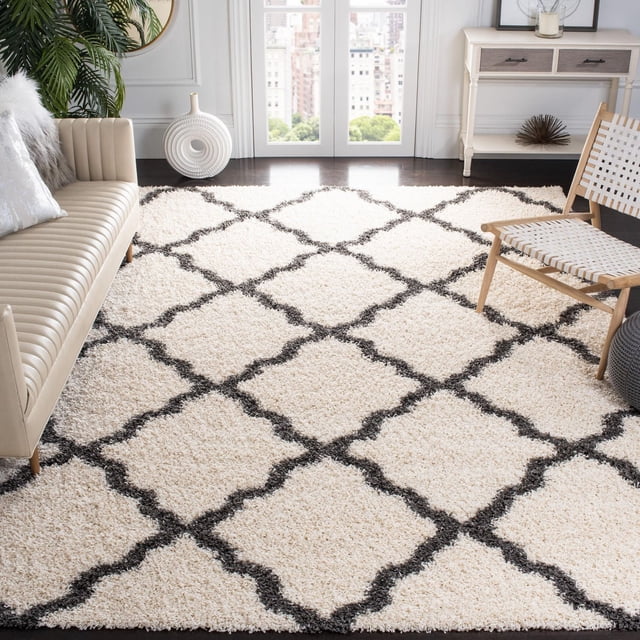 Safavieh Dallas Tapis Shag Géométrique Logan pour Aire avec base Ivoire et Motif de Carreaux Marocains Gris Foncé, Polypropylène Tissé Mécaniquement avec texture Shag Pelucheuse, Placé dans un Salon Lumineux avec sofa beige, Chaise en Bois Tressé et Plancher de Bois Franc Foncé, Convient pour Ajouter Confort et style aux Maisons Modernes.