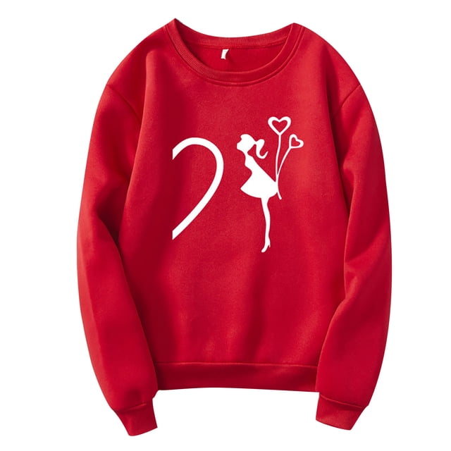 Haut de Chandail à Col Rond à Manches Longues avec Imprimé Couple et Velours (Unisexe) en Couleur Rouge Vif avec Motif Imprimé Blanc Mettant en Vedette une silhouette de Femme Tenant des Ballons en Forme de Cœur et une Ligne Courbée Ressemblant à un Cœur. Fait de polyester, Ce Chandail Décontracté et Tendance Est Conçu pour l'Automne et l'Hiver. Il Présente une Longueur Régulière, une Épaisseur standard et une Coupe Confortable. Convient aux Hommes et aux Femmes.