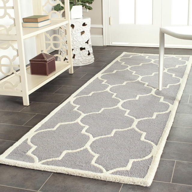 Safavieh Cambridge Kevin Tapis Géométrique en Gris Pâle avec Motif Treillis Géométrique Blanc, Laine Tuftée à la Main avec Coupe Peluche et Poil à Boucles Haut/bas, Placé sur un Plancher de Carreaux Foncés dans une Entrée Lumineuse avec Mobilier Décoratif Blanc, Convient pour la Maison Ou le Bureau.
