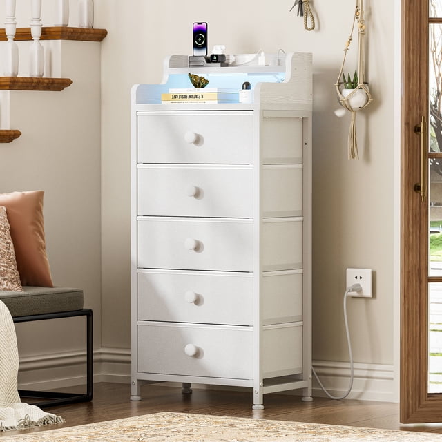 GUNAITO Commode Haute à DEL pour Chambre avec 5 Tiroirs, Doté d'Un Bac de Rangement en Tissu Blanc, Cadre en Acier avec Fini Noir Mat et Dessus en Bois. Comprend des Pieds Ajustables, un Dispositif Anti-Basculement et une station de Recharge avec 2 Prises, 2 ports USB et un Cordon d'Alimentation de 1,5 M. la Commode Mesure 16 Pouces de Profondeur, 11 Pouces de Largeur et 40 Pouces de Hauteur, Offrant un Grand Rangement pour Vêtements, Serviettes et Essentiels. Éclairage à DEL avec 20 Couleurs, Fonctionnalité de Synchronisation Musicale et design compact, la Rend