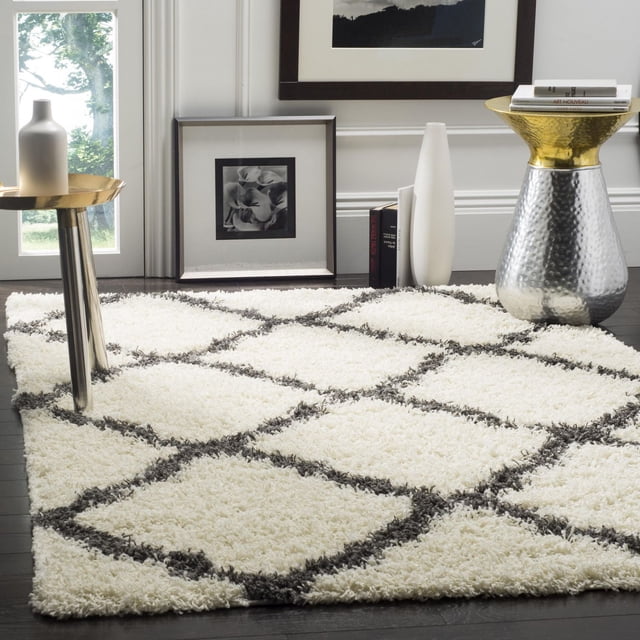 Safavieh Dallas Tapis Shag Géométrique Logan avec texture Shag Peluche Ivoire et Motif de Carreaux Marocains Gris Foncé, Polypropylène Tissé Mécaniquement, Exposé sur Plancher de Bois Franc Foncé avec tables d'Appoint Métalliques Modernes, vase Blanc et Oeuvre Encadrée Noir et Blanc, Convient pour Ajouter Confort et style aux Espaces de Vie.