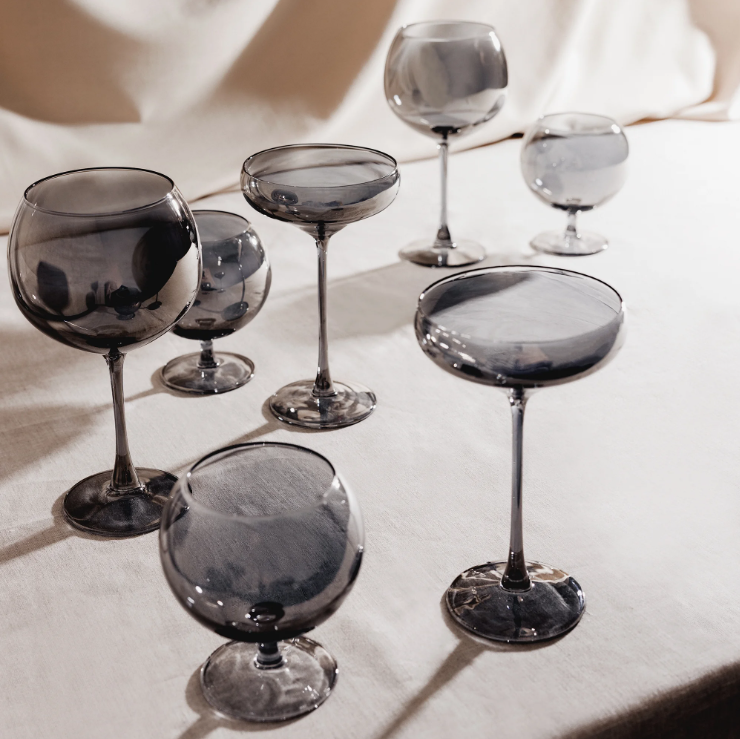 Verres à vin à pied sphériques fumés et irisés Thyme & Table, lot de 2 (620 ml).