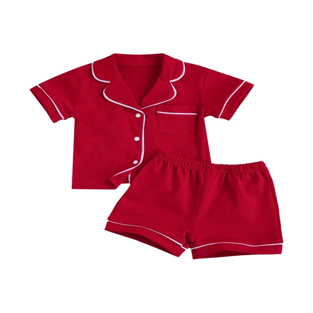 Ensembles de Pyjama pour Enfant de Couleur Rouge Uni, Comprenant un Haut à Manches Courtes Boutonné et un short Assorti. Faits de Tissu de Coton Doux et Respirant avec des accents de Passepoil Blanc et une Taille Élastique pour le Confort. Tenue de Nuit Idéale pour les Enfants de 1 à 7 Ans, Convient à la Maison Ou au Dortoir.