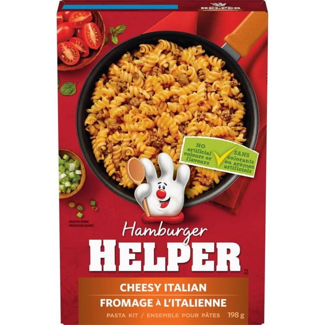 Hamburger Helper kit de Pâtes Italiennes au Fromage Montrant des rotini Cuites avec du Bœuf Haché et une sauce au Fromage cheddar dans une Poêle Noire, avec des Tranches de Tomate Fraîches et des Oignons Verts Hachés sur un Fond Rouge, Étiqueté Sans Colorants Ni Arômes Artificiels, Convient pour des Repas Italiens Faciles.