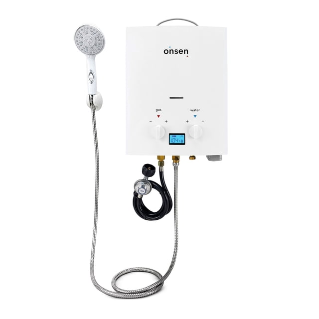 Onsen Chauffe-eau Portatif Sans Réservoir au Propane de 5 L pour l'Extérieur, 32 K BTU, Doté d'Un design Blanc compact avec un Écran Numérique Affichant la Température de l'Eau Sortie et l'Autonomie de la Batterie. Comprend une Pomme de Douche Haut de Gamme, un Régulateur de Gaz et un Tuyau pour le Raccordement à un Réservoir de Propane de barbecue standard. Équipé de Boutons de Contrôle du Gaz et de l'Eau pour le Réglage de la Température et d'Un Allumage Double Alimenté par Deux Piles « D » Ou un Raccordement de Batterie 12 V. Idéal pour