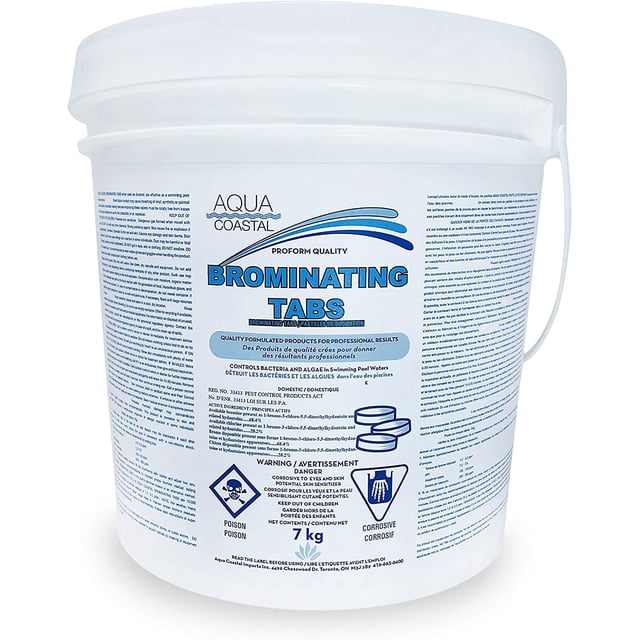 Un Contenant de 7 kg de Comprimés de Brome Aqua Coastal pour Piscine et Spa, Conçus comme un Puissant Désinfectant pour Piscines et Bains Thermaux. le Seau Blanc Présente des Informations Détaillées sur les Produits et une Marque, Incluant des « Tablettes de Bromage » en Texte Bleu Audacieux. Ces Comprimés de Brome de 1 Po Offrent une alternative Efficace au Chlore, Offrent Moins d'Irritation à la Peau et aux Yeux, Aucune Odeur de Chlore, et un impact minimal sur l'Équilibre du pH. Idéal pour les Piscines d'Eau Chaude et les Tourbillons