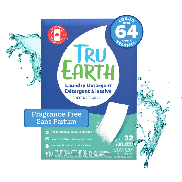 Tru Earth Détergent Feuilles à Lessive Sans Parfum Boîte de 32 Bandes Éco avec Motif Bleu et Vert, Étiquette Fabriquée au Canada, Formule Hypoallergénique et Activée par l'Eau compatible avec les Laveuses HE, Convient jusqu'à 64 Brassées, Vue de devant avec Arrière-Plan Éclaboussures d'Eau.