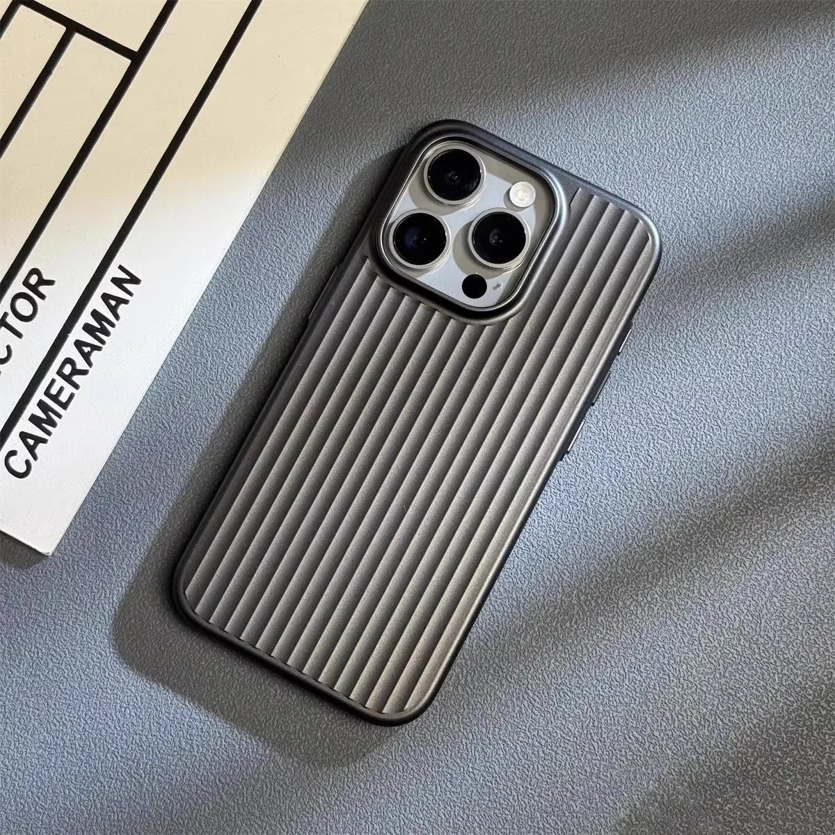 Étui PC en Titane Naturel de Luxe pour iPhone 16 15 14 13 Pro Max Plus, Étui Arrière Rigide Ondulée à Grille Électroplaquée tzw