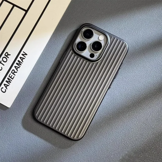 Étui PC en Titane Naturel de Luxe pour iPhone 16 15 14 13 Pro Max Plus avec design Ondulé à Grille Électroplaquée. la Étui Arrière Rigide Présente des Propriétés Anti-Empreintes Digitales, Anti-Rayures, Antipoussière, Mate/antireflet et Antidérapante. l'Étui Est Uni et transparent, Offrant une Couverture Complète et une Compatibilité avec les Appareils Apple. Affiché sur une surface Texturée au Style Épuré et Moderne.