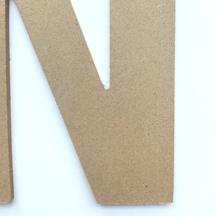 Lettre N en bois du décor Lerman