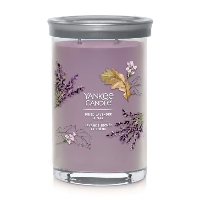 Yankee Candle Bougie Parfumée, Lavande Séchée et Chêne, Grand Gobelet Signature de 20 oz avec Cire de Soya Couleur Lavande dans un Gobelet en Verre Transparent, Doté de Deux Mèches en Coton et d'Un Couvercle en Étain Brossé Qui Fait Aussi Office de sous-Verre. la Bougie a des Étiquettes Illustrées à la Main avec des Brindilles de Lavande Séchée et des Feuilles de Chêne, Conçue pour une Combustion Propre et une Utilisation en décor à la Maison.