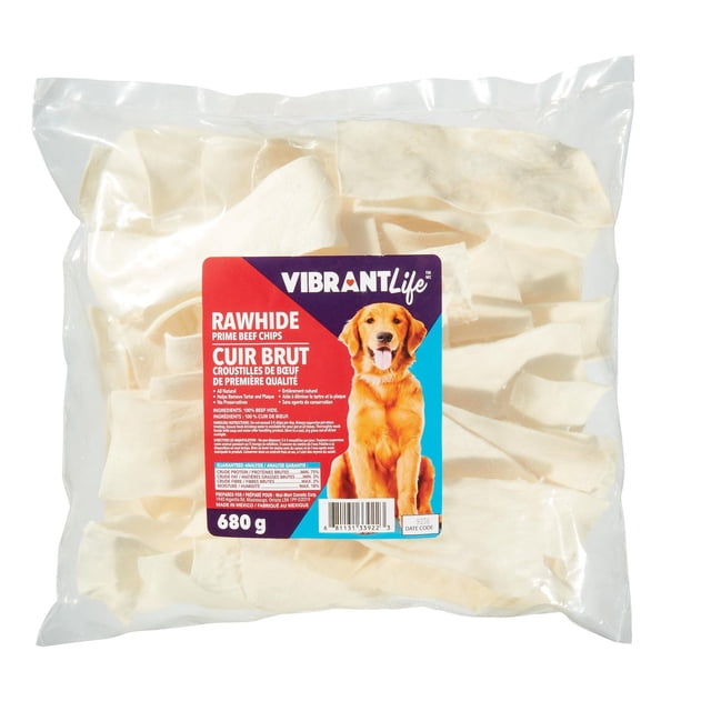 Vibrant Rawhide Chips 680 g pack of all-natural prime beef rawhide dog treats in a clear plastic bag with a label featuring a golden retriever and bilingual English and French product details.