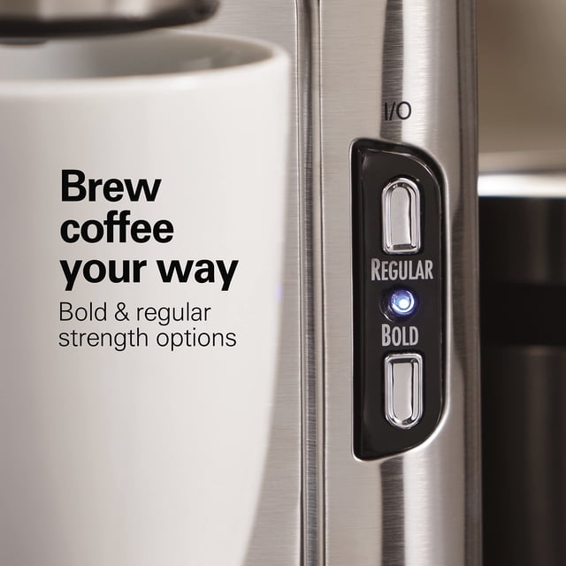 Hamilton Beach The Scoop Cafetière à Portion Individuelle en Acier Inoxydable, Offrant des options Audacieuses et de Force Régulière. l'Image Gros Plan Met en Valeur le Panneau de Commande avec des Boutons Illuminés pour les Préférences d'Infusion et une Tasse à Café Blanche à Proximité.