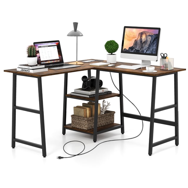 Gymax Bureau d'Ordinateur d'Angle en L Table d'Étude avec Étagères de Rangement en Noir. le Bureau Présente une Conception en L 48 Pieds' x 48 Pieds' x 29.5 Pieds' avec un Cadre en Métal et une construction en Bois d'Ingénierie. Il Comprend un Grand Dessus de Bureau avec 2 Prises CA et 2 ports USB pour Charger des Appareils, un Cordon d'Alimentation de 6.5 Pieds, et une Étagère de Rangement à 2 Niveaux avec une Tablette Centrale Amovible pour Articles Plus Grands. le Bureau Est Présenté dans un Décor de Bureau à Domicile avec un Portable, Ordinateur de Bureau, une Lampe