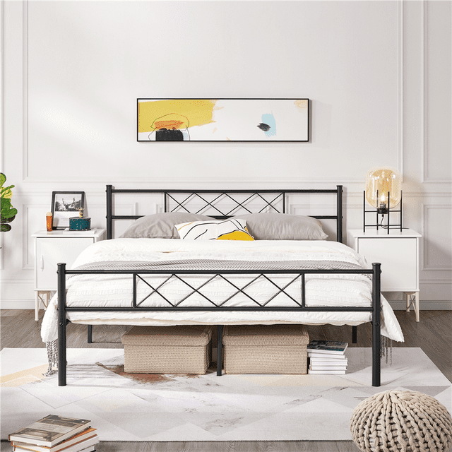 Yaheetech Lit Plateforme Simple en Métal avec Tête et Pied de Lit, Grand Lit, Noir. un Cadre de Lit Plateforme Élégant de Style Industriel avec une Finition Métallique Noire et une Tête et un Pied de Lit à Motif Croisé. Fabriqué en Fer Robuste avec des Lattes Carrées, un rail central et Neuf Pieds de Soutien, Il Supporte jusqu'à 800 Lb. Offre 12,6 Pouces d'Espace de Rangement sous le Lit pour Boîtes et Paniers. Idéal pour les Installations de Meubles de Chambre Modernes, Montré avec des Tables de Nuit Blanches et des accents Décoratifs.