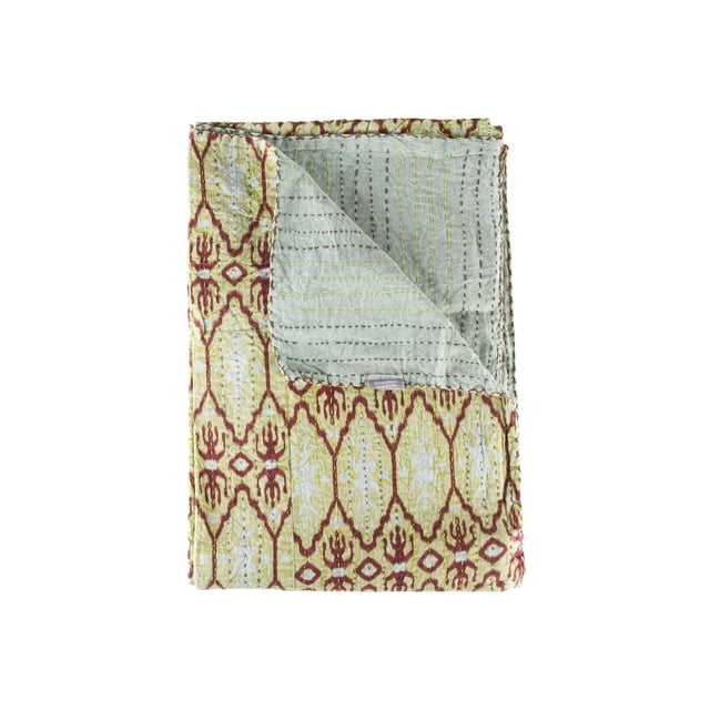 KANTHA Jeté en Coton BLANKET 50 Pouces X 70 Pouces Plié Montrant un Tissu Matelassé 100 % Coton avec un Motif vintage Jaune et Bourgogne sur un Côté et un Revers Bleu Pâle Cousu, Fait à la Main avec des Points de Course Visibles, Souvent Utilisé comme BLANKET Ou Tapisserie Décorative.