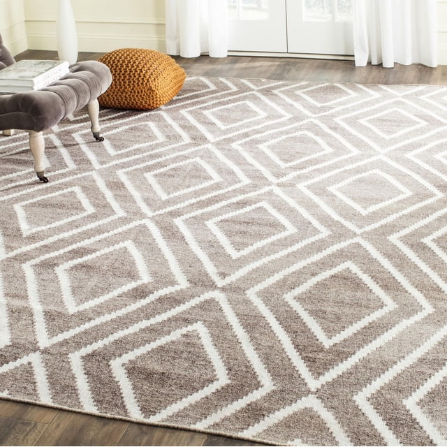 Safavieh Kilim Lorcan Tapis à Losanges Géométriques sur Plancher de Bois Franc dans une Pièce Lumineuse, Présentant une Tissage Plat texture en Laine pure avec des Motifs Géométriques de Losanges beige et Blanc, Assorti à une Chaise Rembourrée Grise et un pouf Tricoté Moutarde, Convient pour Rehausser les Espaces d'Accent.