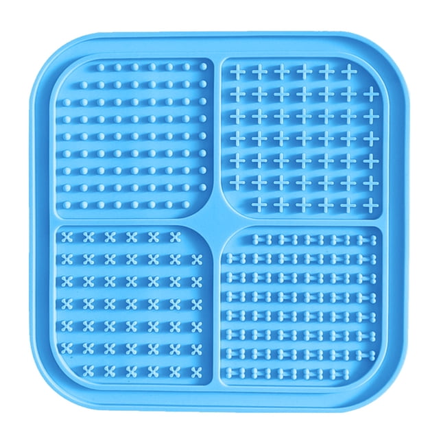 Tapis à Lécher pour Chien avec Ventouse - Tapis à Lécher en Forme de Pomme de Pin pour Chiens et Chats, Montré dans un design en silicone Bleu Carré avec une Disposition à texture Fendue. le Tapis Présente Quatre sections Texturées Distinctes, Incluant des Points Surélevés et des Motifs Croisés, Convient aux Aliments Humides et Secs comme le Beurre d'Arachide Ou le Yogourt. Équipé de 25 Grandes Ventouses pour la Stabilité et d'Un Trou de Suspension pour un Rangement Facile. Fait de silicone de Qualité Alimentaire, Il Est durable, Compatible Micro-Ondes et Lave-Vaisselle