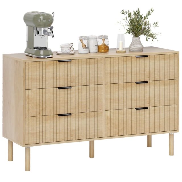 HOMCOM Commode de Chambre, Commode à 6 Tiroirs avec Panneaux Cannelés, Chêne. Cette Commode de style Scandinave Comprend six Tiroirs Spacieux avec des Panneaux Cannelés Élégants et des Poignées en Métal Noir. Fabriquée en Panneau de Particules avec une surface en Mélamine et des Pieds en Pin Massif, Elle Offre Durabilité et style. le Fond Surélevé Permet un Nettoyage Facile, et des Patins Antidérapants Protégent les Planchers. Dimensions : 47,2 Pouces de Large, 15,6 Pouces de Profondeur et 29,5 Pouces de Hauteur.