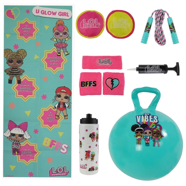 L.O.L Surprise Ensemble d'Activités Interactives - Trousse de Mise en Forme 10 Pcs Comprenant un Tapis d'Exercice turquoise avec des instructions d'Entraînement Imprimées et des Personnages L.O.L Surprise, Deux Sacs Ronds à Lancer en Rose et Jaune avec des logos, une Corde à Sauter Rose et Noire avec des Motifs de Personnages sur les Poignées, un Ensemble de Bande Anti-Sueur Rose avec des BFF et des Graphiques de Cœur, une Pompe Noire pour la Balle hop, une Bouteille d'Eau Blanche Décorée avec des Personnages L.O.L Surprise, et une Balle hop turquoise avec