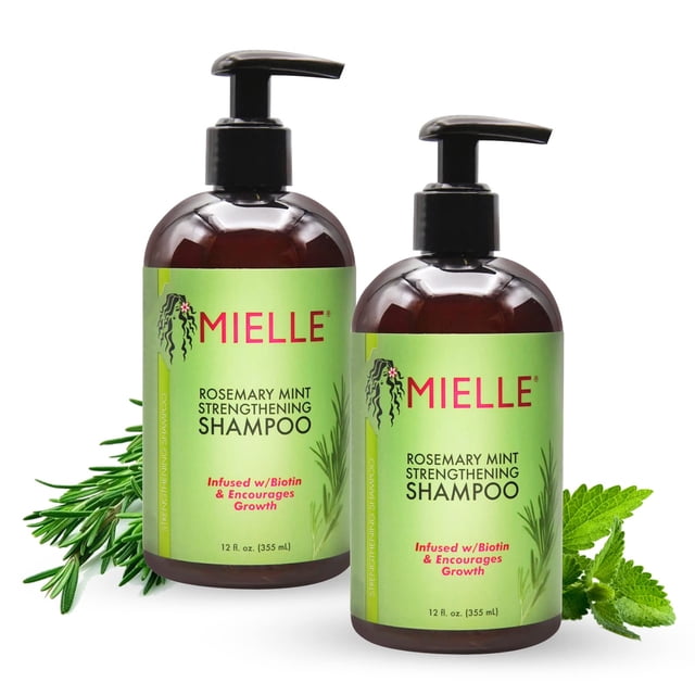 Mielle Rosemary Mint Collection de Shampoing, Lot de 2 Bouteilles, Contenant Chacune 12 fl oz (355 ml). le Shampoing Est Infusé de Biotine et Conçu pour Encourager la Pousse des Cheveux. les Bouteilles Comportent un Distributeur à Pompe et une Étiquette Verte avec des Graphiques de Romarin et de Menthe, Placé sur un Fond Blanc avec des Brindilles de Romarin et des Feuilles de Menthe.