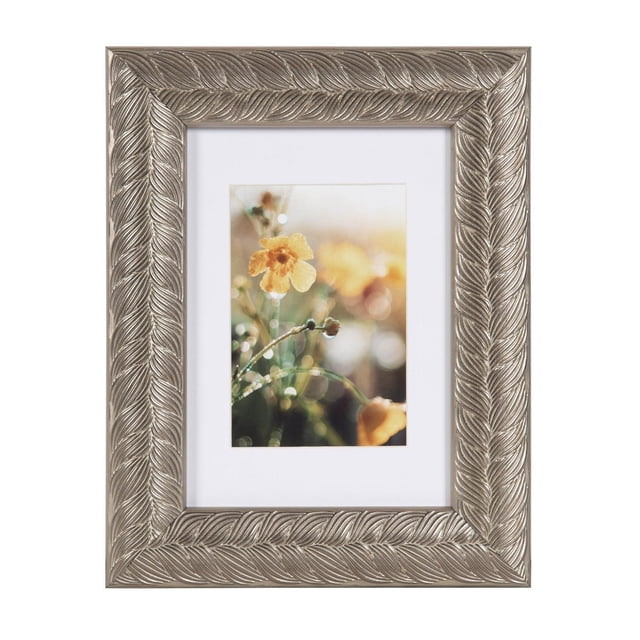hometrends Sianna Cadre photo de Table Argenté avec Bordure Texturée Motif de Feuilles en Étain Argenté, Tenant une photo Verticale de 3,5 x 5 Pouces de Fleurs Jaunes avec un Passe-Partout Blanc, Convient à l'Exposition sur Table Ou au Mur et Souvent Utilisé pour Mettre en Valeur des Souvenirs Personnels.