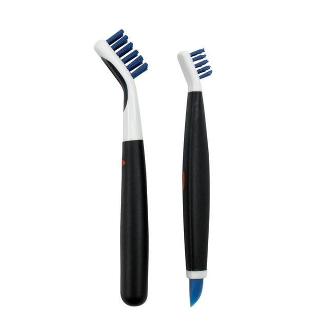 OXO Softworks Ensemble de Brosses à Nettoyage en Profondeur avec Deux Brosses à Manche Noir Comprenant des Têtes Inclinées Blanches et des Poils Bleus Résistants pour Récurer le Coulis, les Rails de Douche et les Accessoires, Incluant un Balai d'Essuie-glace Bleu pour Enlever la Saleté des drains et des Fissures, Idéal pour un Nettoyage Ménager Détaillé.