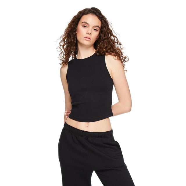 No Boundaries Camisole Côtelée pour Femme en Tricot Côtelé Noir avec Encolure Ras du Cou, Coupe Sans Manches et Ourlet Arrondi, Portée devant avec Pantalon Noir à Taille Élastique sur Fond Blanc, Idéale pour une Tenue Décontractée Ou pour Superposer.
