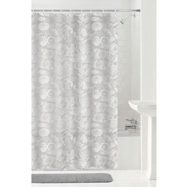 Mainstays Rideau de Douche en PEVA à Motif de Coquillages Blancs et Gris Pâle sur Matériau PEVA Imperméable, Format 70 X 72 Pouces, Suspendu à une Tringle en Métal dans une Salle de Bain Carrelée Blanche avec Baignoire, Pomme de Douche Chromée et Lavabo sur Piédestal, Facile à Nettoyer avec un Chiffon Humide.