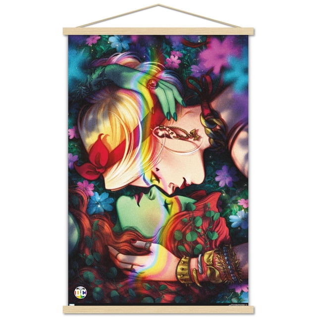 DC Comics - Harley Quinn et l'Affiche Murale de Fierté en Lierre Poison, 22,375 Pouces x 34 Pouces, Présentant une Oeuvre Vibrante de Harley Quinn aux Cheveux Blonds Attachés avec un Ruban Rouge et du Lierre Poison à la Peau Verte et aux Cheveux Rouges Ornés de Feuilles, Allongés Près l'Un de l'Autre Entourés de Fleurs Colorées et d'Un Effet de Lumière Arc-en-Ciel, Imprimée sur du Papier d'Affiche Lustré avec Supports Adhésifs