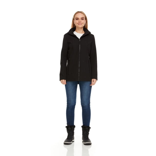 Swiss Tech Veste Coquille Souple à Capuche pour Femme en Noir, Vue de devant d'Un Modèle Portant un Jean Bleu et des Bottes d'Hiver à Lacets Noires, avec un Tissu Coquille Souple Extensible Résistant à l'Eau, une Fermeture Éclair Complète à l'Avant, des Poches à Main Zippées et une Capuche Amovible avec Cordon de Serrage Ajustable, Idéale pour les Activités de Plein Air.