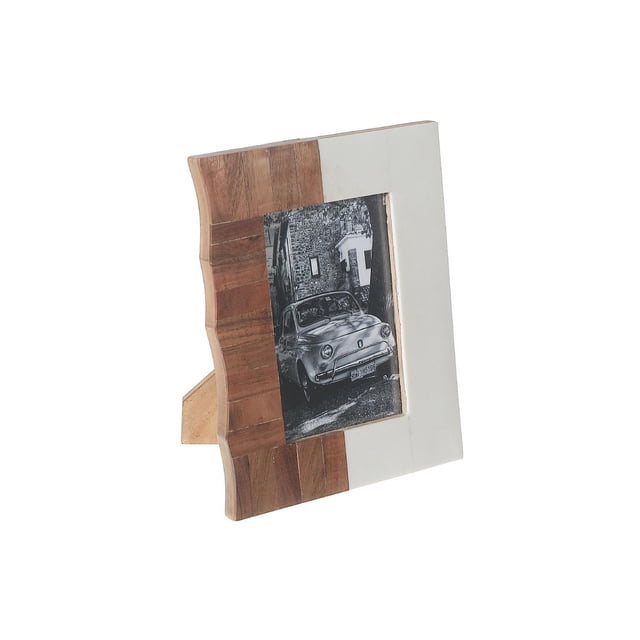 Cadre Photo 5X7 en Bois et Incrustation de Résine avec design Double Face Présentant une Résine Blanche Lisse d'Un Côté et des Tons de Bois Chauds avec un Bord Ondulé de l'Autre, Posé sur un support en Bois, Convient pour Exposer des photos 5X7 Pouces et comme Pièce Décorative de Table.