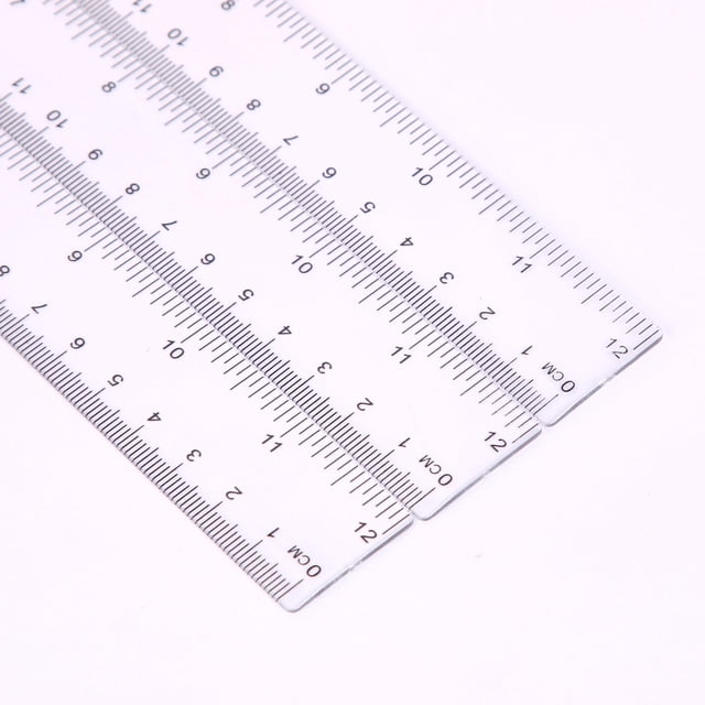 Règle Claire, Règle en Plastique, Outils de Dessin, Règles pour Enfants, Outils de Mesure, Ensemble de Règles, Règle Pouces et Centimètres, Règle Transparente, Petite Règle Droite en Plastique Transparent Orientée vers l'Avant avec Marquages Imprimés en Pouces et en Centimètres sur les Deux Bords, silhouette Rectangulaire Fine avec Coins Arrondis, Conçue pour les Bureaux d'École Ou les Trousses de Dessin Compactes sur un Fond Blanc Uni; Souvent Utilisée par les Étudiants pour Mesurer et Dessiner des Lignes Droites