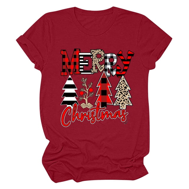 Haut de Sapin de Noël pour Femme, Col Rond Décontracté, T-shirt à Manches Courtes Imprimé Sapin de Noël en Rouge. le Chandail Présente un design Festif avec le Mot « Merry » en Audacieux, des Lettres à Motifs et de Multiples Graphiques de Sapin de Noël, Incluant un Carreaux, un Imprimé Léopard et des Motifs Unis. Fait de 95 % polyester et 5 % Élasthanne, Il Est Léger et Convient au Printemps, à l'Été et à l'Automne. Offert en Tailles P à TTG.