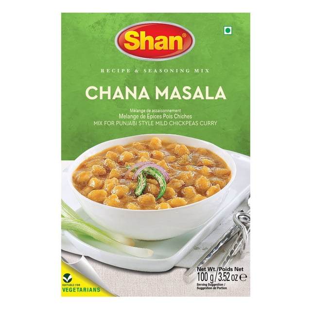 Shan Mélange d'Épices Chana Masala 3,52 oz (100 g) avec Fond Vert et logo Shan, Étiqueté pour un Cari de Pois Chiches Doux de style Punjabi, Présentant un Bol Blanc de Cari de Pois Chiches Garni d'Oignons Tranchés et de Piment Chili Vert sur un Plateau Blanc avec des Oignons Verts Frais et des Couverts Argentés, Convient aux Végétariens et Idéal pour Rehausser les Plats Végétariens Indiens.