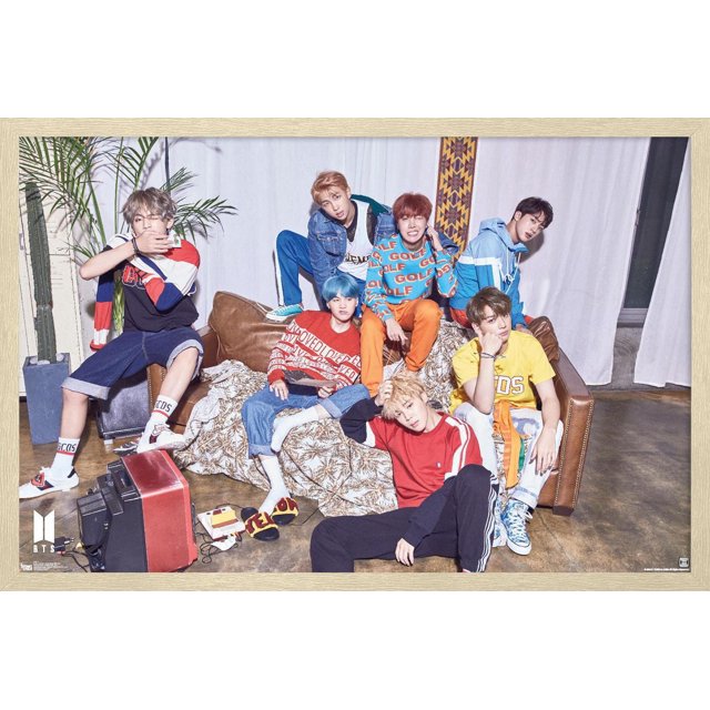 BTS - Aimez-Vous? « Elle » Affiche Murale, 22,375 Po x 34 Po Encadrée Montrant Sept Membres BTS en Mode Urbaine Décontracté Coloré Posant sur et Autour d'Un Canapé en Cuir Brun dans une Pièce Minimaliste avec Plancher de Béton, Plantes en Pot, Rideaux Blancs et une Télé vintage Rouge avec console de Jeu, Convient à la Décoration Murale de Chambre Ou de Dortoir.
